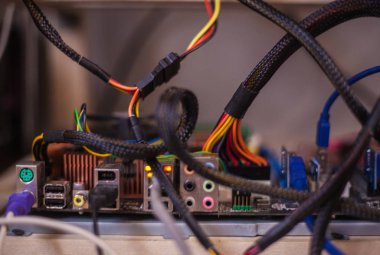 Elektronik para elde etmek için bir çiftliğe bağlı video kartları. Yakın plan. Odaklanamıyorum. Bulanık