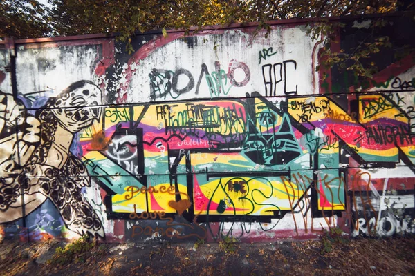 Poltava, Ukraine - OCTOBER 7: A section of the City Wall in Poltava on October 7, 2015. This landmark wall is open to public graffiti — Stock Photo, Image