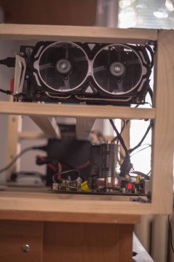 Elektronik para elde etmek için bir çiftliğe bağlı video kartları. Yakın plan. Odaklanamıyorum. Bulanık