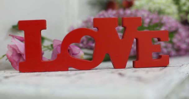 Wedding table decoration with flowers, flower decoration wedding table, LOVE — Stock Video