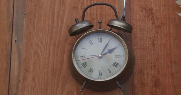 Vintage brown clock face with Roman numerals on wooden background. El tiempo se agota — Vídeos de Stock