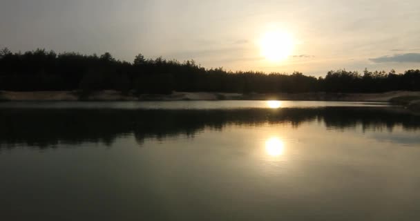 Skogslandskap med Lake och solnedgång reflektion i porlande vatten — Stockvideo