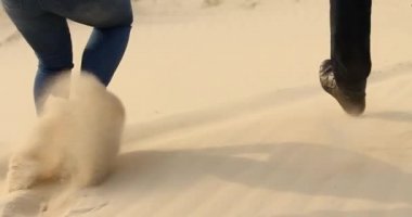 Genç çift sahilde gün batımında dans ediyor. Sevgi dolu erkek ve kadın gölün arka planda güneşin parlak ışınları dans. Yaz parkında akşam mutlu adam ve kız vals.