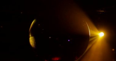 Plazma topu lambası, Tesla bobini elektrik deneyi, yakın plan plazma lambası. Güzel soyut fon, disko ışıkları arka plan. Yavaş çekim 4k video