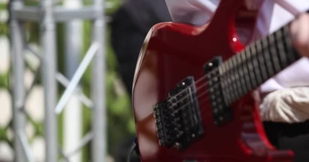 Músico tocando la guitarra eléctrica roja . — Vídeos de Stock