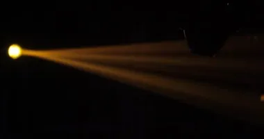 Plazma topu lambası, Tesla bobini elektrik deneyi, yakın plan plazma lambası. Güzel soyut fon, disko ışıkları arka plan. Yavaş çekim 4k video