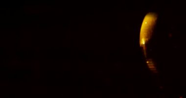 Plazma topu lambası, Tesla bobini elektrik deneyi, yakın plan plazma lambası. Güzel soyut fon, disko ışıkları arka plan. Yavaş çekim 4k video