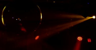 Plazma topu lambası, Tesla bobini elektrik deneyi, yakın plan plazma lambası. Güzel soyut fon, disko ışıkları arka plan. Yavaş çekim 4k video