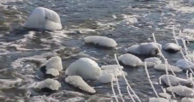 Güzel kış ormanlarının üzerinde uçuyor. Soğuk bir geceden sonra ağaçlarda sis dondu. İnsansız hava aracımdan inanılmaz bir görüntü.