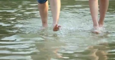 Ağır çekimde genç adam kız arkadaşına koşar kızı kaldırır ve suda döndürür. Sahilin yakınındaki akşam güneşini yansıtır.