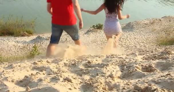 Молода Пара Танцює Заході Сонця Пляжі Люблячий Чоловік Жінка Танцюють — стокове відео