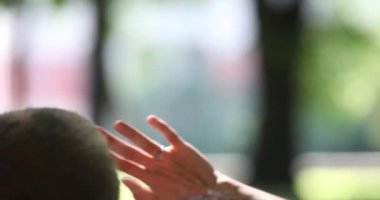 Sürpriz evlilik teklifi alma ve yavaş hareket deniz yoluyla nişan yüzüğü Yatçılık iken giyen sonra ifade mutlu genç bayan