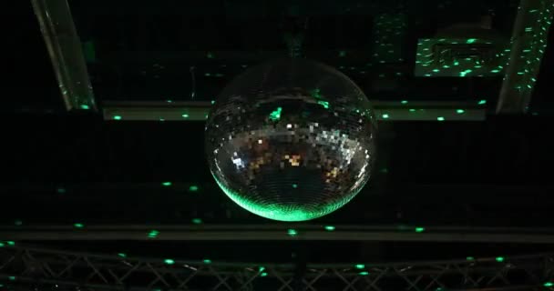 Party Light Musik Disco Boll Ändra Nyans Svart Bakgrund Roterande — Stockvideo