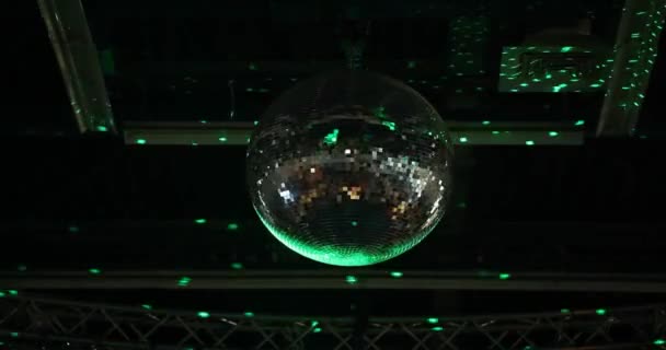 Festa Luz Música Disco Bola Mudando Tonalidade Fundo Preto Girando — Vídeo de Stock