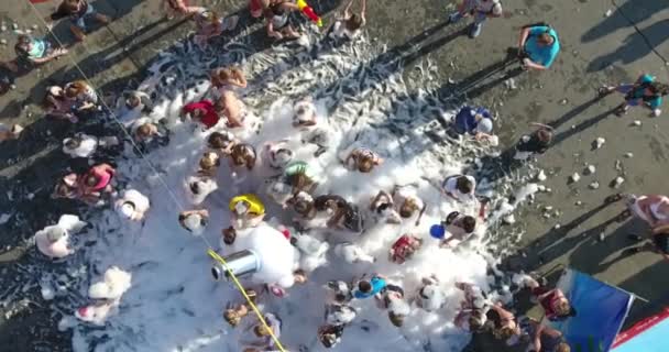 4k filmati sfocati di folla che balla sulla spiaggia sul mare in discoteca nella luminosa giornata di sole — Video Stock