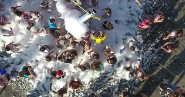 4K niewyraźne nagranie tłum taniec na plaży morskiej na dyskotece w jasny słoneczny dzień — Wideo stockowe