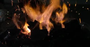 Demirci metal dövmek için çekiç kullanıyor.