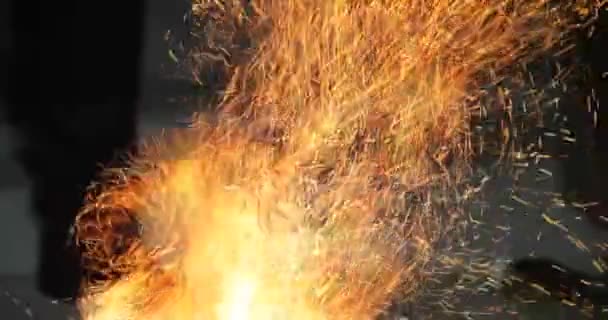 Fierarul Folosește Ciocanul Pentru Falsifica Metalul — Videoclip de stoc
