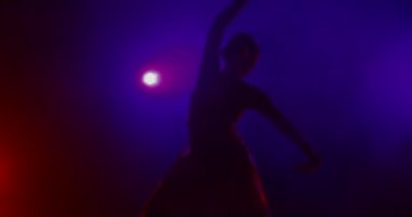 Kız gücü konsepti. Başarabiliriz. Kadınların güçlendirilmesi konsepti. Muhteşem güçlü kadın kameraya göz kırpıyor. Klasik tarzda güçlü bir kız.