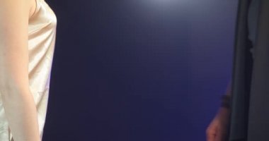 Kız gücü konsepti. Başarabiliriz. Kadınların güçlendirilmesi konsepti. Muhteşem güçlü kadın kameraya göz kırpıyor. Klasik tarzda güçlü bir kız.