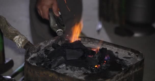 Smeden Använder Hammare För Att Smida Metall — Stockvideo