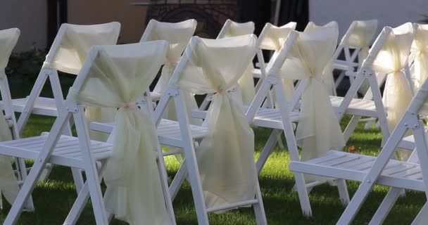 Arco de boda, sillas para invitados, accesorios de boda y decoraciones. Ceremonia de boda — Vídeos de Stock