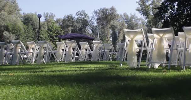 婚礼拱门，客人用椅子，婚礼配件和装饰品。2.婚礼 — 图库视频影像