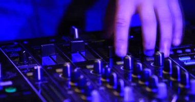 Dj diskoda uzaktan kumanda çalışıyor. Dans pisti ve hafif müzik.