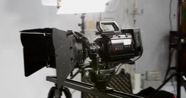 Profesyonel film kamerası. Sahne arkası sinema prodüksiyonu. Film çekimi ve film yapımı. Profesyonel film ekipmanları. Filmin setinde kamera. Film kamerası
