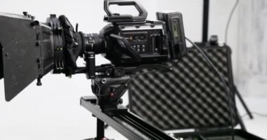 Profesyonel film kamerası. Sahne arkası sinema prodüksiyonu. Film çekimi ve film yapımı. Profesyonel film ekipmanları. Filmin setinde kamera. Film kamerası