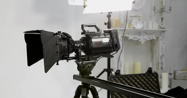 Профессиональная Кинокамера Кулисами Кинотеатра Съёмки Съёмки Профессиональное Кинооборудование Камера Съемочной — стоковое видео