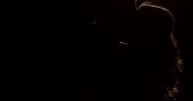 Kız gücü konsepti. Başarabiliriz. Kadınların güçlendirilmesi konsepti. Muhteşem güçlü kadın kameraya göz kırpıyor. Klasik tarzda güçlü bir kız.