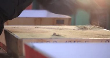 Demir ve Çelik Fabrikası. Erimiş Demir Dökümü. Metal endüstrisi, erimiş metal, parlayan çelik endüstrisi, erimiş çelik, eriyen çelik, metalurji fabrikası, kırmızı-sıcak metal üretimi, sıcak metal üretimi,