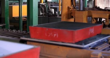 Demir ve Çelik Fabrikası. Erimiş Demir Dökümü. Metal endüstrisi, erimiş metal, parlayan çelik endüstrisi, erimiş çelik, eriyen çelik, metalurji fabrikası, kırmızı-sıcak metal üretimi, sıcak metal üretimi,