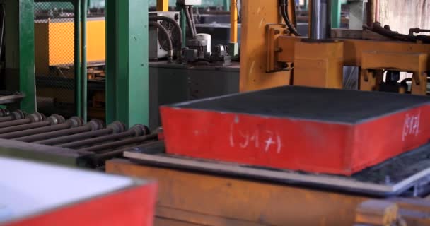 钢铁工厂 熔融铁的浇注 金属工业 熔融金属 发光钢 熔融钢 冶金厂 红热金属 制造业 热金属 — 图库视频影像