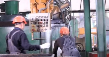 Demir ve Çelik Fabrikası. Erimiş Demir Dökümü. Metal endüstrisi, erimiş metal, parlayan çelik endüstrisi, erimiş çelik, eriyen çelik, metalurji fabrikası, kırmızı-sıcak metal üretimi, sıcak metal üretimi,