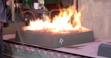 Demir ve Çelik Fabrikası. Erimiş Demir Dökümü. Metal endüstrisi, erimiş metal, parlayan çelik endüstrisi, erimiş çelik, eriyen çelik, metalurji fabrikası, kırmızı-sıcak metal üretimi, sıcak metal üretimi,