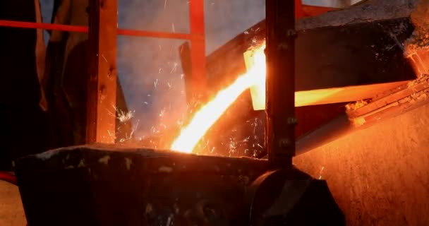 Eisen Und Stahlwerke Gießen Aus Geschmolzenem Eisen Metallindustrie Metallschmelze Glühender — Stockvideo