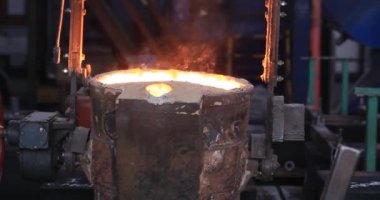 Demir ve Çelik Fabrikası. Erimiş Demir Dökümü. Metal endüstrisi, erimiş metal, parlayan çelik endüstrisi, erimiş çelik, eriyen çelik, metalurji fabrikası, kırmızı-sıcak metal üretimi, sıcak metal üretimi,