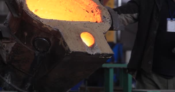 Sidérurgie. Versement de fer fondu. industrie métallurgique, métal fondu, acier brillant, industrie, acier fondu, acier de fusion, usine métallurgique, métal rouge-chaud, fabrication, métal chaud