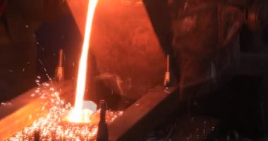 Demir ve Çelik Fabrikası. Erimiş Demir Dökümü. Metal endüstrisi, erimiş metal, parlayan çelik endüstrisi, erimiş çelik, eriyen çelik, metalurji fabrikası, kırmızı-sıcak metal üretimi, sıcak metal üretimi,