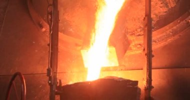 Demir ve Çelik Fabrikası. Erimiş Demir Dökümü. Metal endüstrisi, erimiş metal, parlayan çelik endüstrisi, erimiş çelik, eriyen çelik, metalurji fabrikası, kırmızı-sıcak metal üretimi, sıcak metal üretimi,