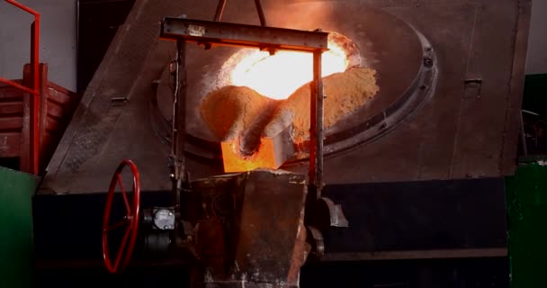 Eisen Und Stahlwerke Gießen Aus Geschmolzenem Eisen Metallindustrie Metallschmelze Glühender — Stockvideo