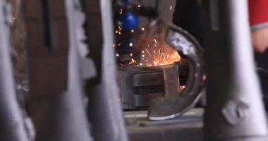 Demir ve Çelik Fabrikası. Erimiş Demir Dökümü. Metal endüstrisi, erimiş metal, parlayan çelik endüstrisi, erimiş çelik, eriyen çelik, metalurji fabrikası, kırmızı-sıcak metal üretimi, sıcak metal üretimi,