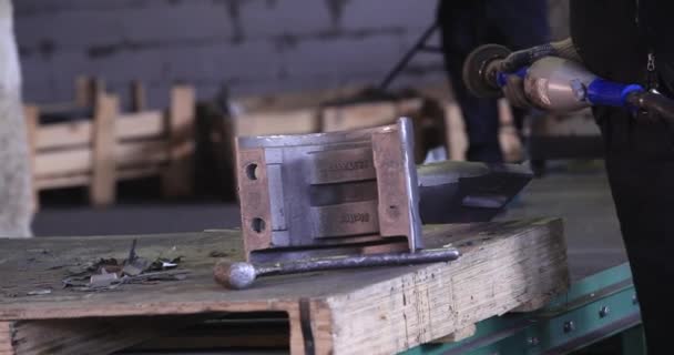 Metallarbetare slipning stål, vuxen man med slipmaskin för att arbeta på bit av metall — Stockvideo