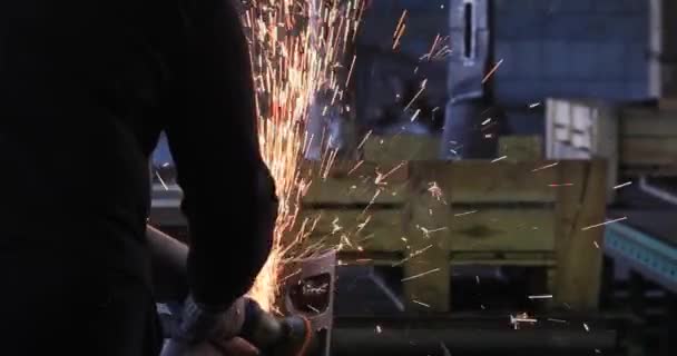 Fémmegmunkáló csiszoló acél, felnőtt férfi darálóval dolgozik fémdarabon — Stock videók