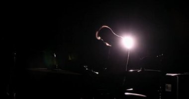 Sahnede elektro gitarist. Kapat.