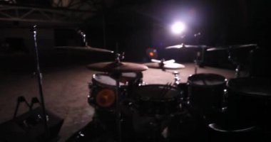 davulcu plakaları ritmi için konser close-up set davul çalıyor. rock konseri