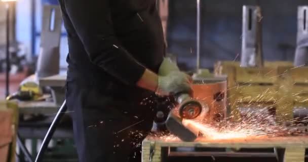 Metalmeccanico rettifica acciaio, uomo adulto utilizzando smerigliatrice per lavorare su pezzo di metallo — Video Stock