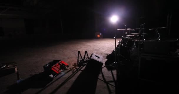 Барабанщик грає на барабані на концерті крупним планом тарілок для ритму. рок концерт — стокове відео